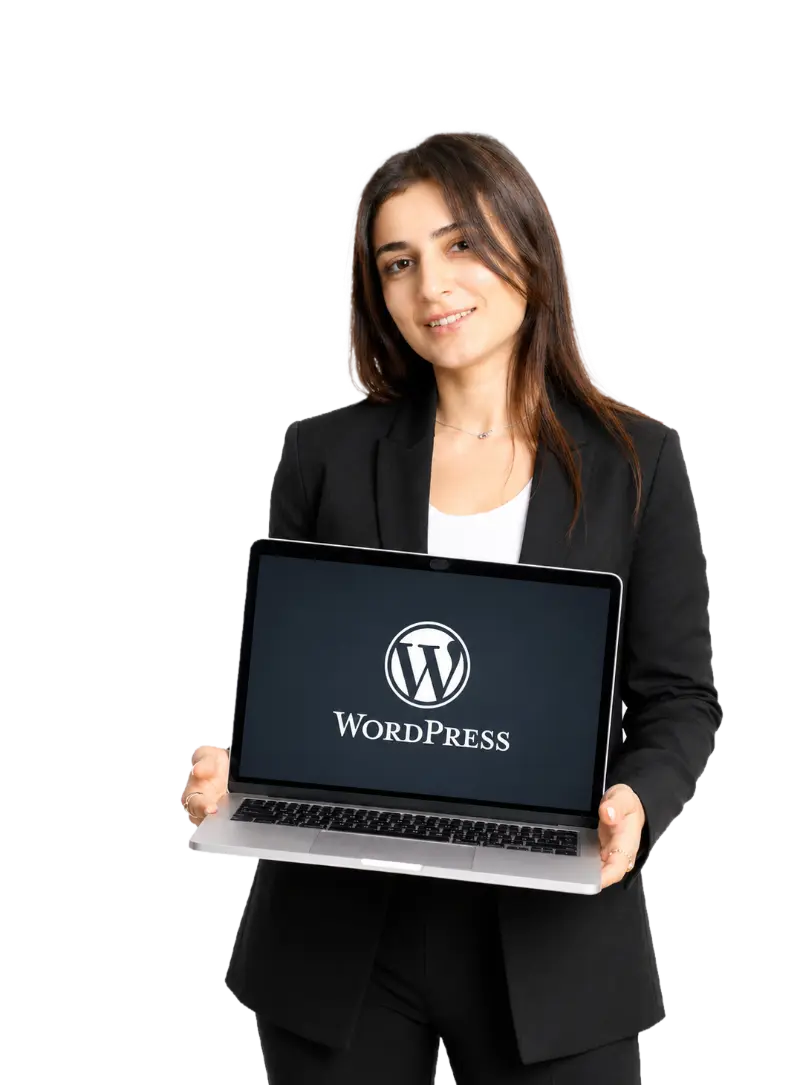 Laura Avetisyan, freiberufliche WordPress-Webdesignerin aus Troisdorf, hält einen Laptop mit WordPress-Logo